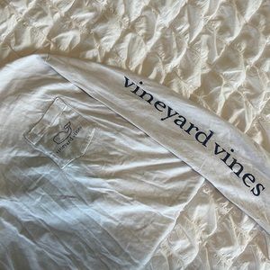 White long sleeve vineyard vines shirt